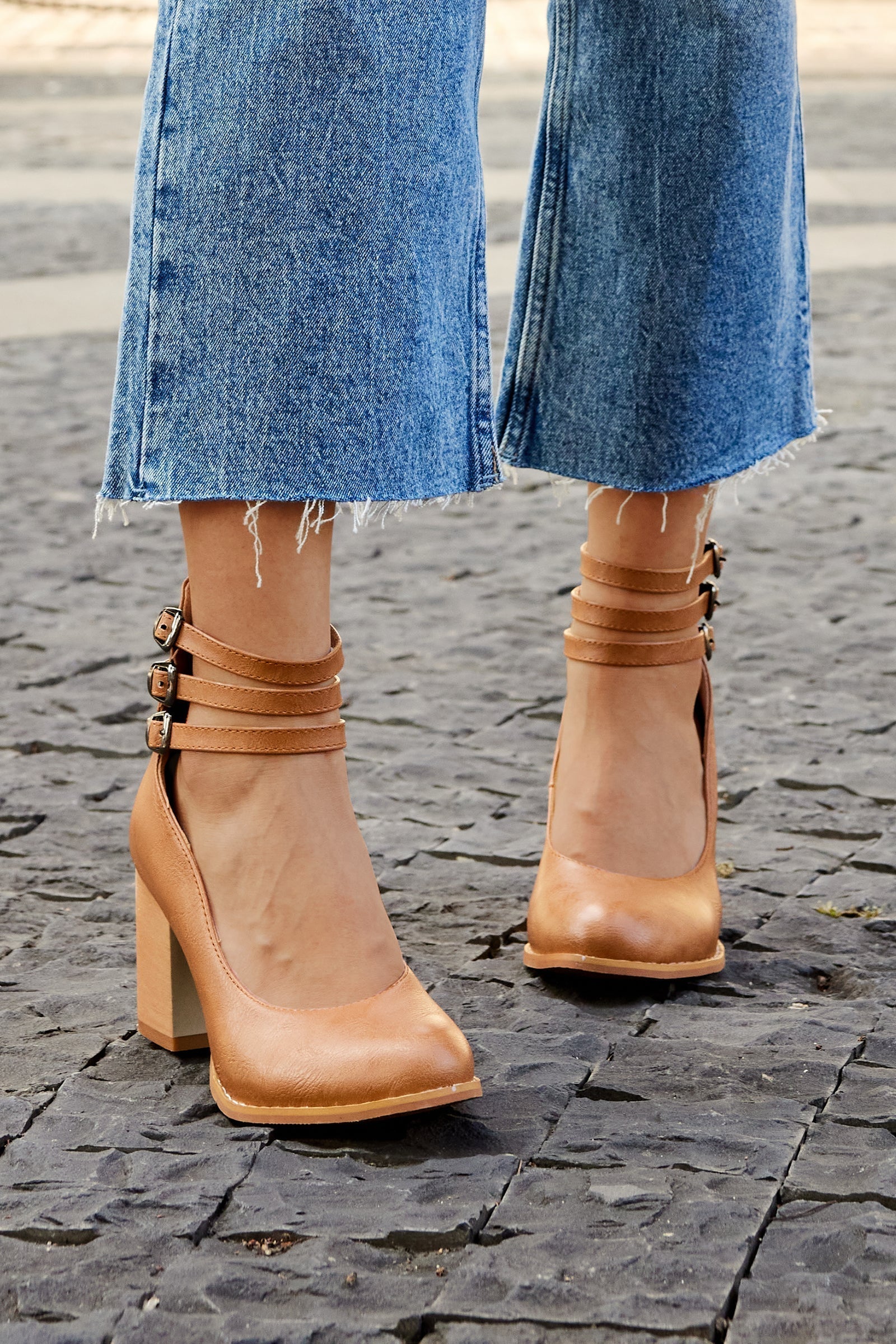 Casilda | Sandalias lisas con correa al tobillo y tacón grueso